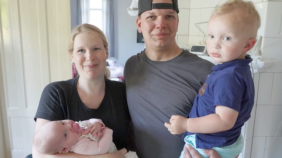 Daniel Kohne ist gerade erst von der Arbeit gekommen, schon springt Neo auf den Arm seines Vaters. Seit der Geburt von Haylee ist er nicht mehr das Nesthäkchen der Familie, von der es Melanie Kohne-Voskuhl zufolge zurzeit kein aktuelles Foto mit allen gibt. Foto: Schade