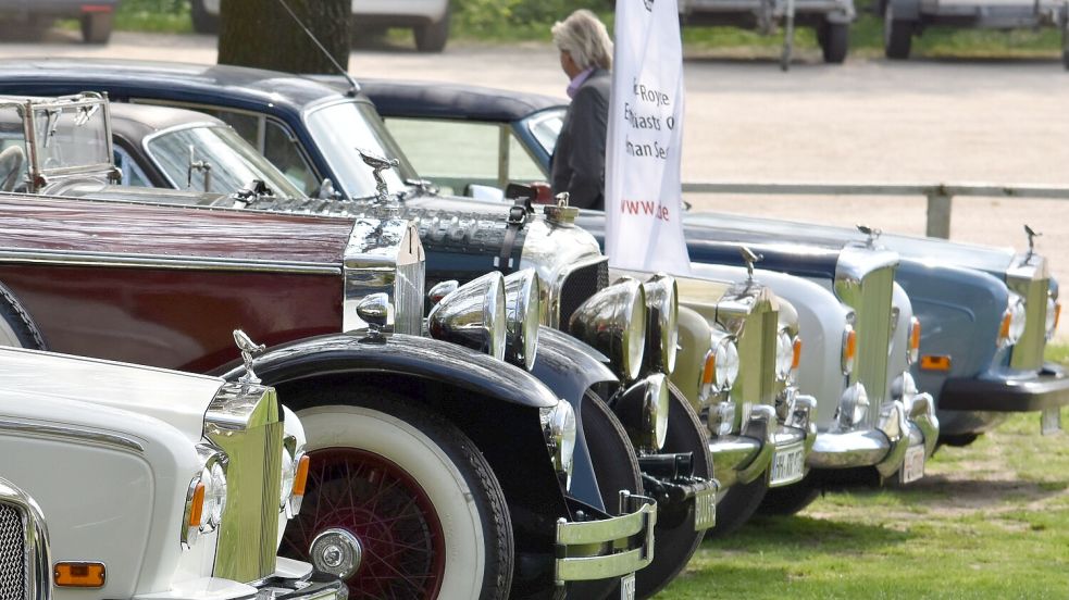 Der Verschluss des Wasserkühlers eines Rolls Royce ist nicht einfach nur ein Deckel. Die Kühlerfigur heißt offiziell „Spirit of Ecstasy“, in der Branche wird sie liebevoll „Emily“ genannt. Oldtimer schreiben viele Geschichten – wahrscheinlich auch ein Grund, weshalb sie so beliebt sind. Foto: Prins