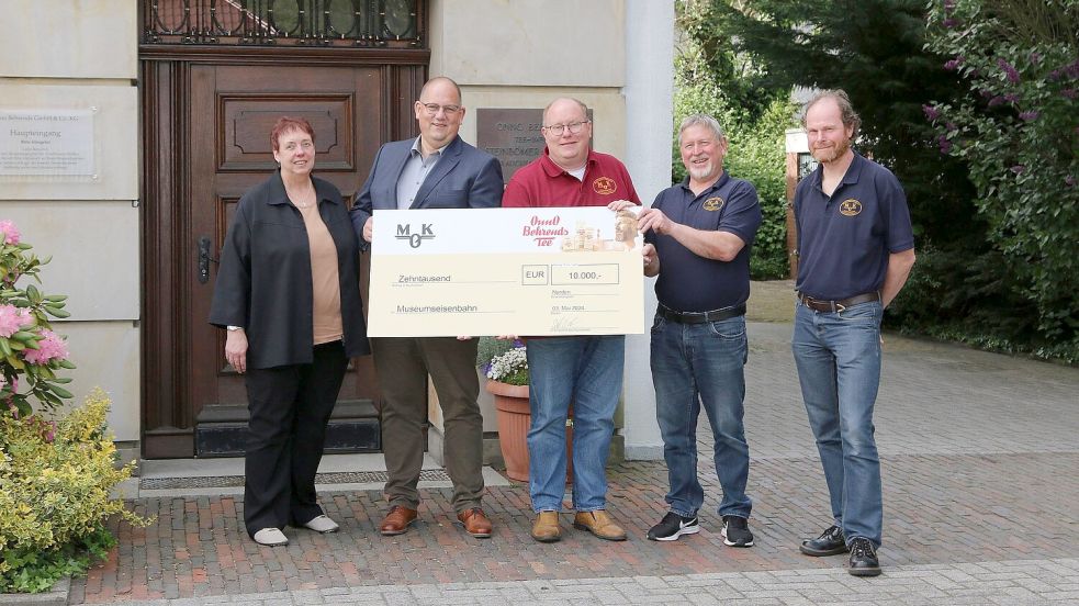 Ingrid Tebben und Peter Klein (von links, beide Onno Behrends) überreichten den symbolischen Scheck an Christian Walther, Andreas van Dieken und Henning Immoor von der Museumseisenbahn. Foto: privat