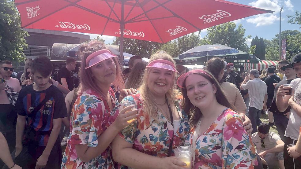 Im pinken Partnerlook und vor der Sonne geschützt.