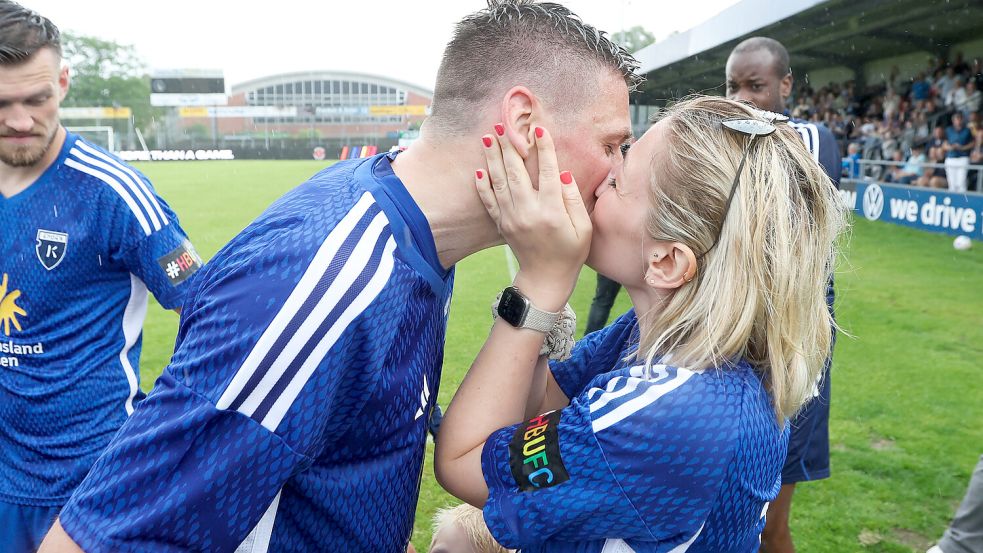 Für Kickers-Kapitän Bastian Dassel war es die letzte Partie seiner Karriere. Gattin Olga gratulierte ihrem Ehemann. Fotos: Doden/Emden