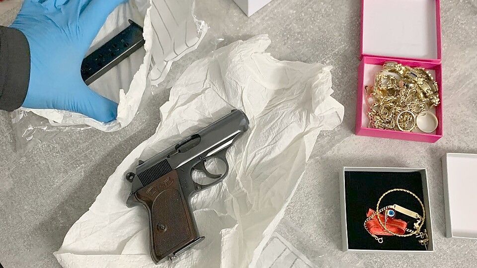 Diese Waffe und Goldschmuck hat die Sonderkommission Clan der Polizeidirektion Oldenburg bei einer Razzia im Jahr 2021 sichergestellt. Archivfoto: Polizeidirektion Oldenburg