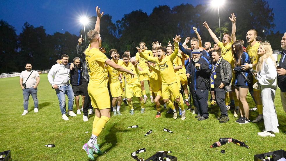 Die Leeraner Mannschaft feierte nach dem 3:0-Sieg in Wiesmoor die Meisterschaft. Fotos: Steenhoff