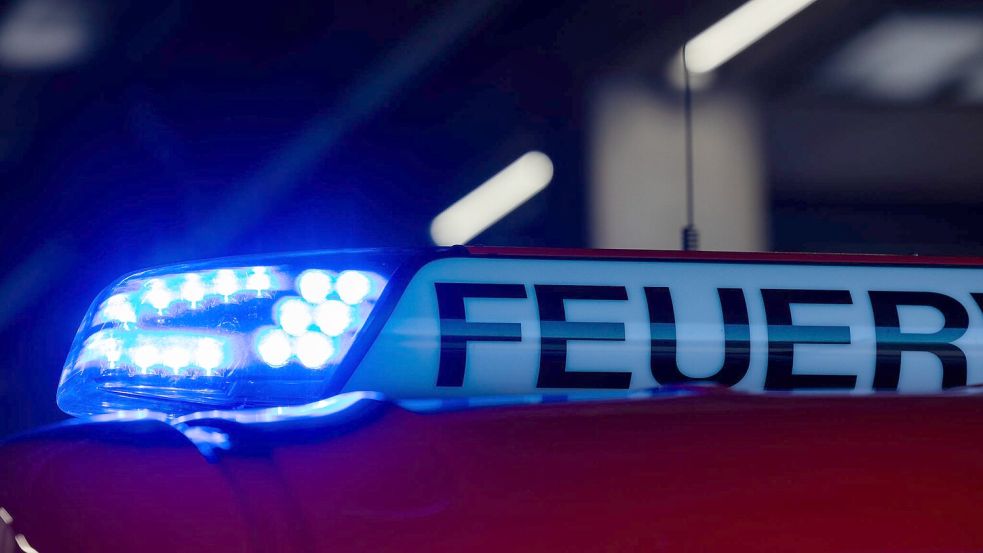 Die Feuerwehr musste in Köln eine illegale Rave-Party beenden. Foto: Rolf Vennenbernd/dpa