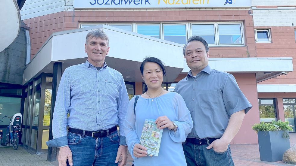 Ein Schwerpunkt von Klaus Rinschedes Arbeit (links) ist bis heute die Betreuung von minderjährigen unbegleiteten Flüchtlingen. Auch Nga Tan-Nguyen (Mitte) und ihr Mann Khac Diep Nguyen mussten einst ihre alte Heimat verlassen. Foto: Hillebrand