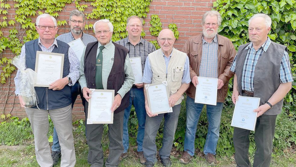 Auf der Hauptversammlung des Imkervereins Aurich bekamen Fokko Bischoff (von links), Jann Neeland, Gerhard Rademacher, Rudolf Bogena, Karl Weber, Albert Juiöfs-Röhling und Richard Tammen Urkunden und Ehrennadeln überreicht. Foto: privat