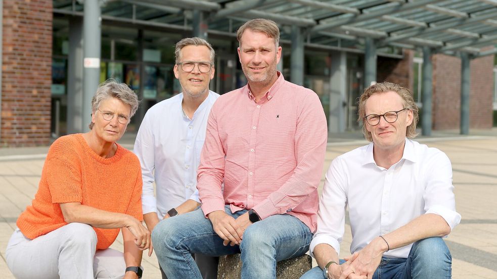 Die OHV-Vorsitzende Insa Schubert (links) und die beiden bisherigen OHS-Geschäftsführer Lutz Günsel (daneben) und Jörg Schmeding (rechts) mit dem künftigen OHS-Chef Thomas Grotjan vor der Sparkassen-Arena. Foto: Gerken