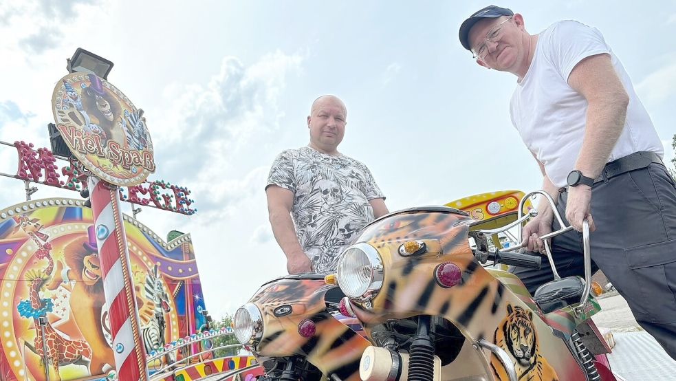 Franz Langenscheidt (rechts) und sein Mitarbeiter Sascha Minch bauten die Kinder-Schleifenbahn „Le Manege“ auf. Foto: Janßen