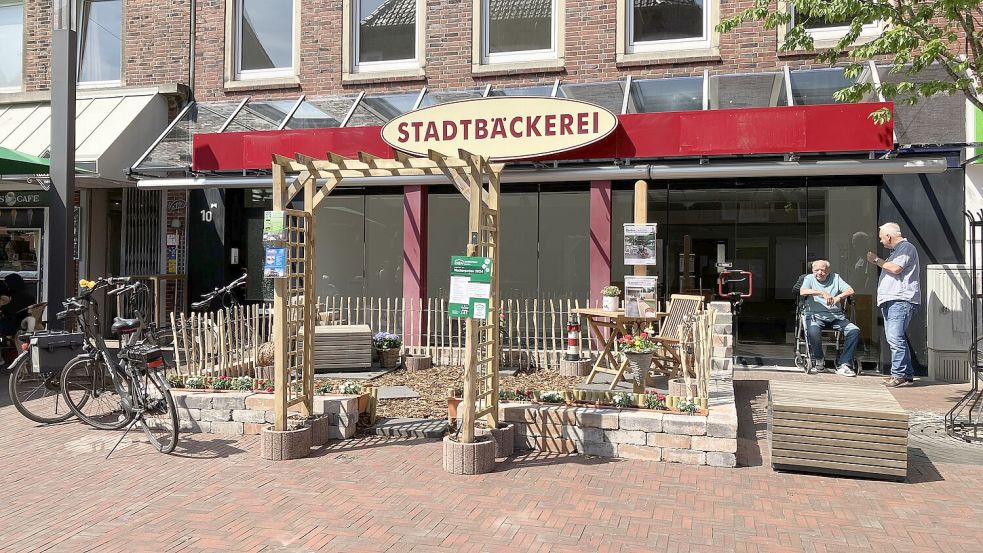Manche machen es sich schon daneben zum Plausch bequem: der Mustergarten vor der ehemaligen Bäckerei. Foto: Schuurman