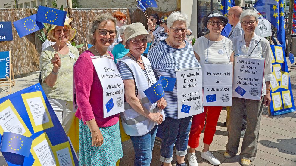 Beim Fest zur Eröffnung der Auricher Fußgängerzone waren die „Omas gegen Rechts“ mit dabei. Foto: Aiko Recke
