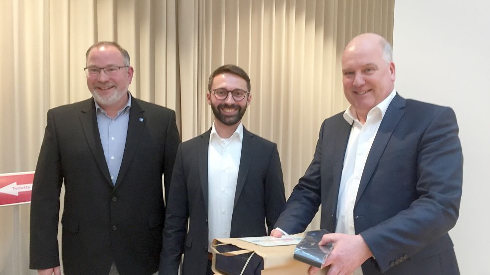 Als Rainer Kleylein-Klein (Mitte) am 31. März 2022 zum Stadtbaurat gewählt wurde, gratulierten Ratsvorsitzender Hauke Sattler (links) und Bürgermeister Claus-Peter Horst. Jetzt soll die Zusammenarbeit beendet werden. Foto: Mielcarek/Archiv