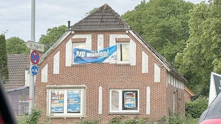 Einige Passanten und Vorbeifahrende sind irritiert von dieser etwas unorthodoxen Wahlwerbung in Emden. Foto: privat