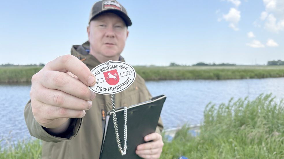 Holger Flick ist Fischereiaufseher. Am Pfingstwochenende waren er und seine Kolleginnen und Kollegen auf ostfriesischen Gewässern unterwegs. Foto: Hock