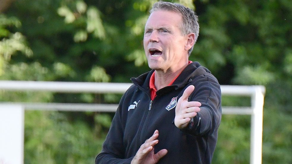 Holtlands Trainer Stefan Marx rechnet sich im Abstiegskampf der Bezirksliga noch einiges aus. Archivfoto: Damm