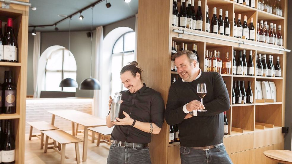 Jan Flörcken (rechts) und Patrick Wieferig wagen sich gemeinsam an die Hafenbar. Foto: Patricia Bakker Photography