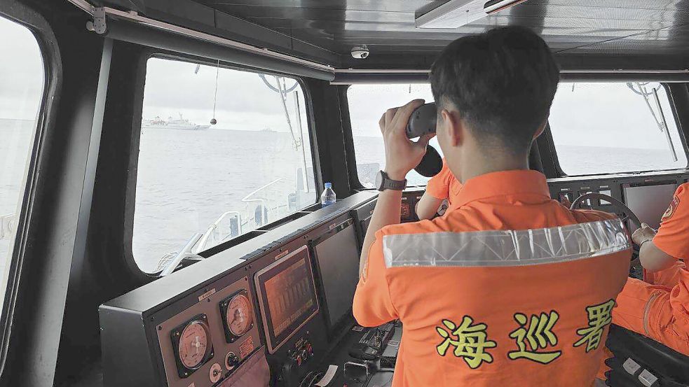 Auf diesem von der taiwanesischen Küstenwache veröffentlichten Foto überwacht ein Mitglied der taiwanesischen Küstenwache ein chinesisches Marineschiff, das in der Nähe der Insel Pengjia nördlich von Taiwan operiert. Foto: dpa/Taiwan Coast Guard/AP
