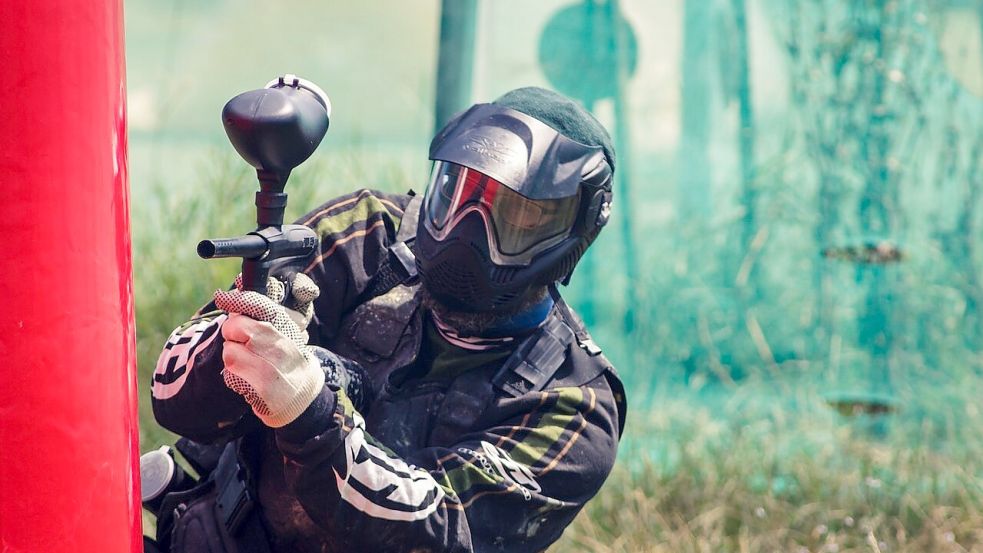 Beim Paintball treten zwei Mannschaften gegeneinander an und beschießen sich mit Farbkugeln, die aus sogenannten Markierern abgefeuert werden. SYMBOLFOTO: Pixabay