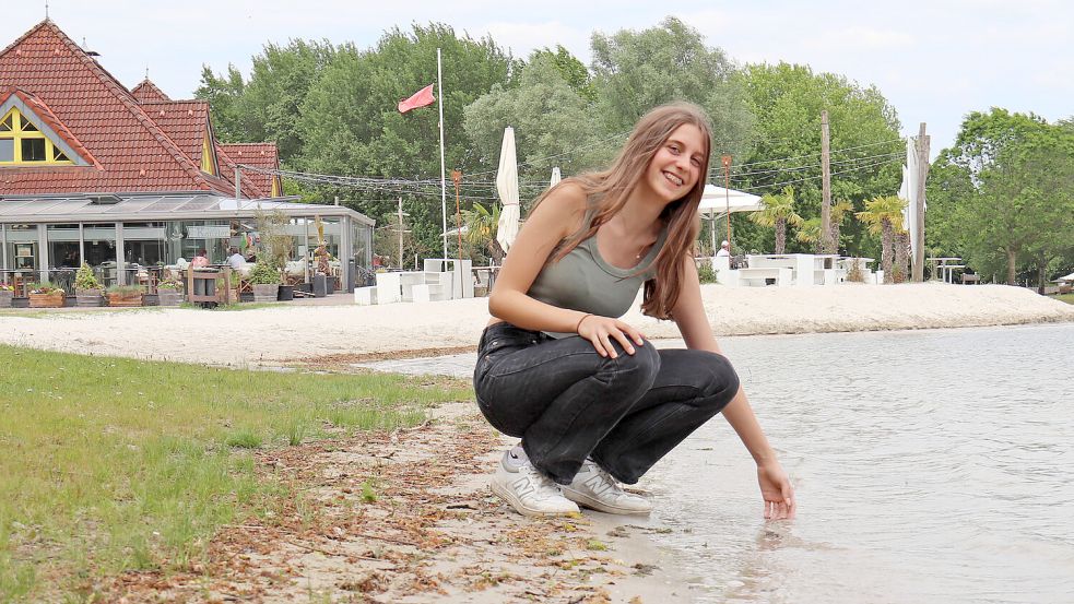 Der Badesee lädt schon zum Schwimmen ein – aber die rote Flagge im Hintergrund verbietet das noch. Foto: Heino Hermanns
