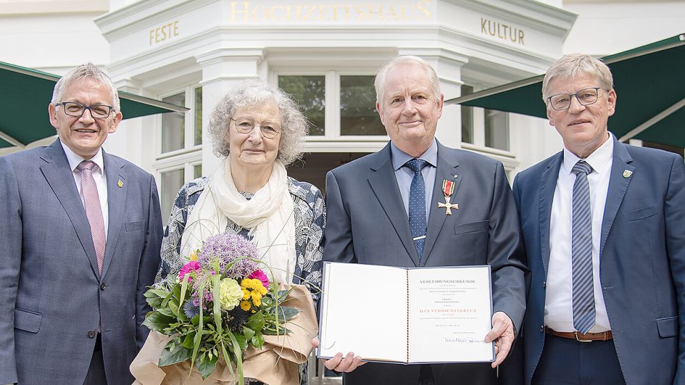 Nach der Ehrung im Hochzeitshaus in Aurich (von links): Landrat Olaf Meinen, Helene und Heinz Kleemann sowie der Auricher Bürgermeister Horst Feddermann.Foto: Landkreis Aurich