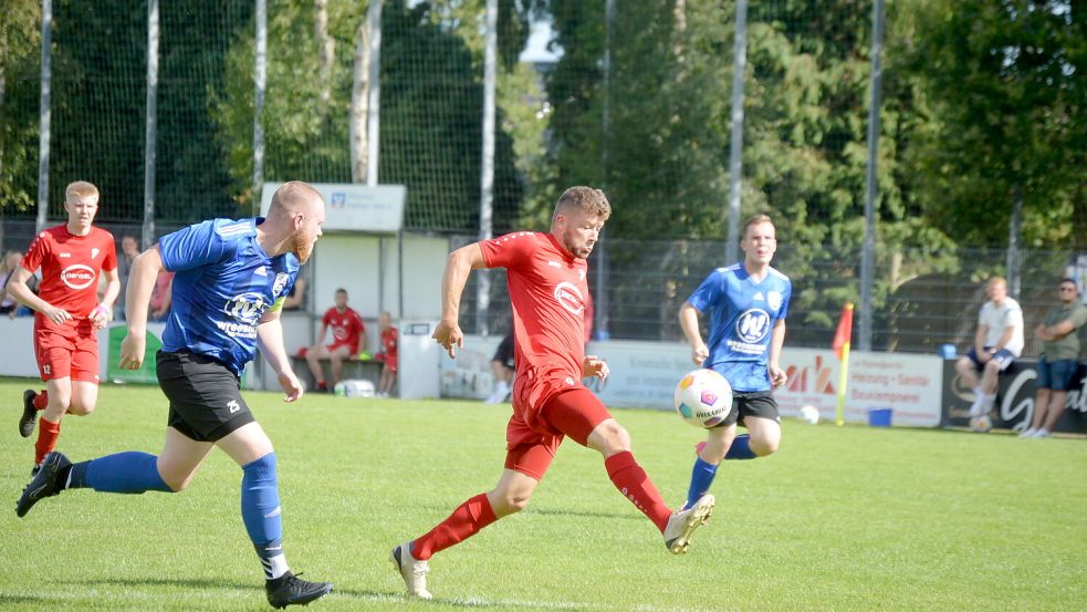 Torsten Lange erzielte im Hinspiel in der 90. Minute den Siegtreffer für Veenhusen. Hier eine Szene aus der Partie in Ostrhauderfehn. Archivfoto: Weers