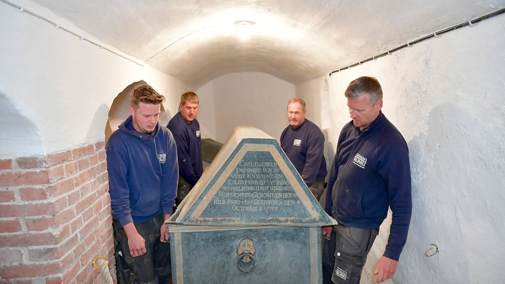 Keno Ihnen (von links), Ingo Papsdorf, Wilke Steps und Hans Papsdorf tragen den Sarg von Carl Friedrich zu Inn- und Knyphausen. Fotos: Wagenaar
