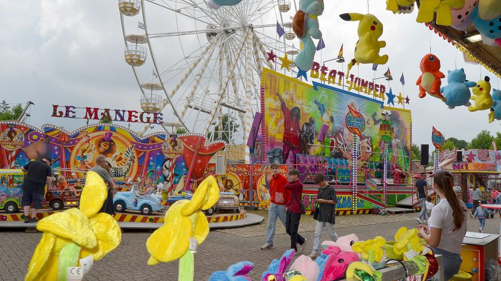 Auf dem Marktplatz am Rhauderfehner Untenende wird dieses Wochenende Fehntjer Frühjahrsmarkt gefeiert. Das Wetter ist weitgehend trocken und lässt jede Menge Leute auf die Festmeile strömen. Neu dabei sind diesmal das Riesenrad Norderneye und das Kinderkarussell Le Manege. Foto: Fertig