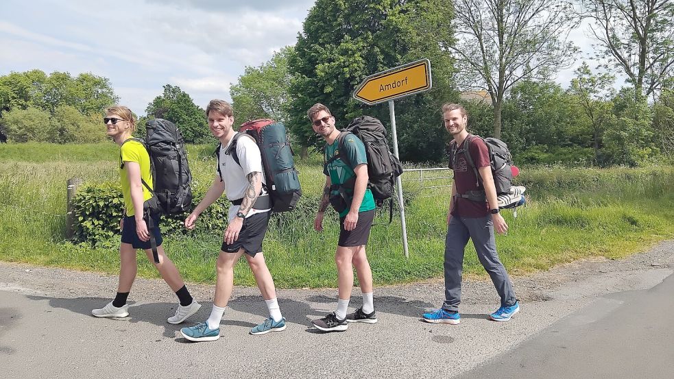 Carsten Priet, Leon Rockel, Marcel Rockel und Hauke van Mark wandeten drei Tage durch Ostfriesland. Foto: Scherzer