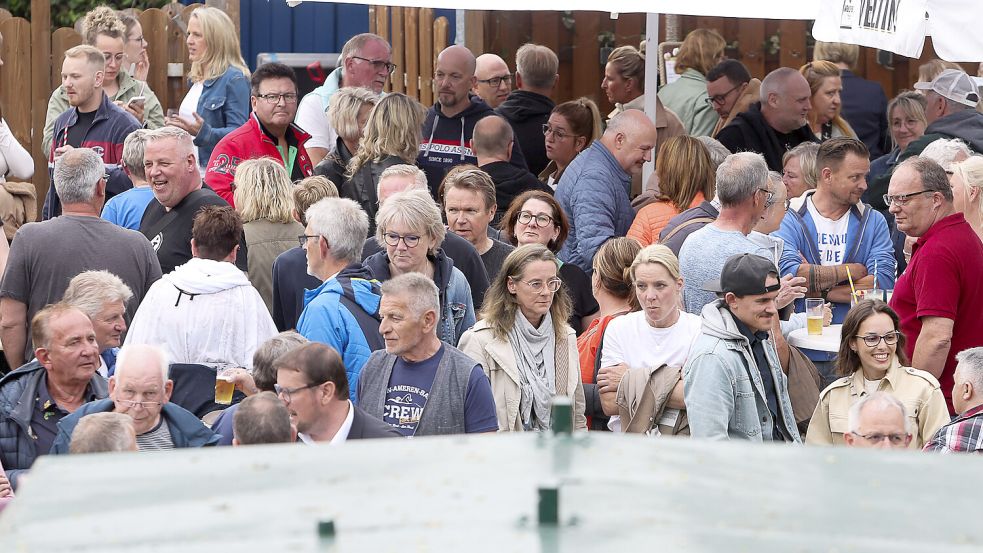 Viele Besucher feierten am Freitagabend den Wiederaufbau des Van-Ameren-Bades. Foto: J. Doden