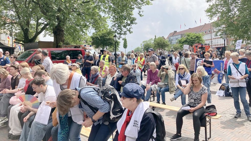 Einige Hundert Besucher feierten das Grundgesetz gemeinsam. Fotos: Groenendaal