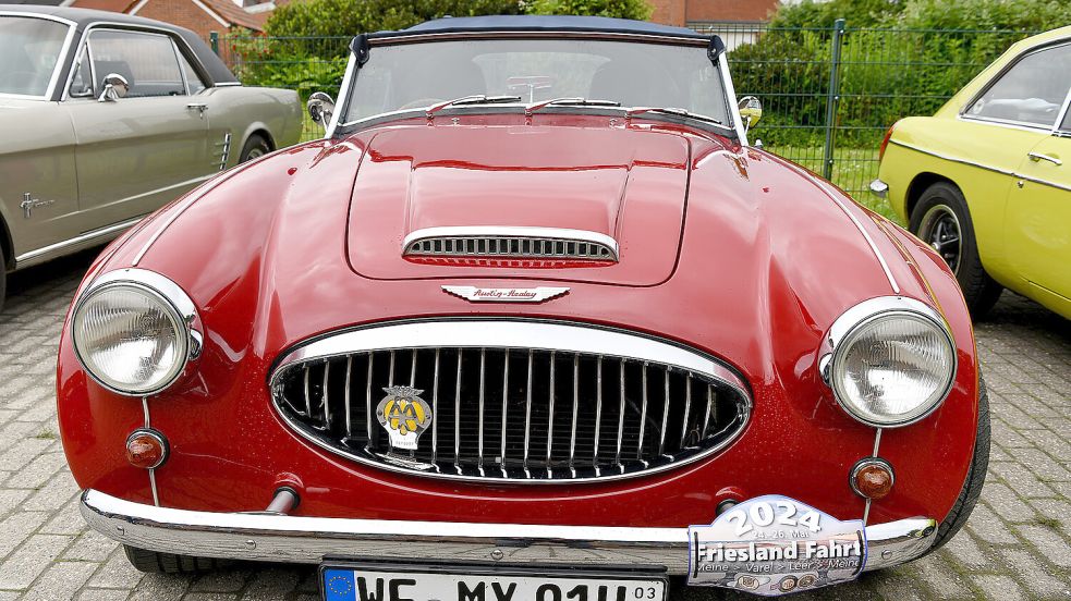 Oldtimer rollten am Wochenende durch Ostfriesland und machten unter anderem Halt in Oldersum. Foto: Stromann