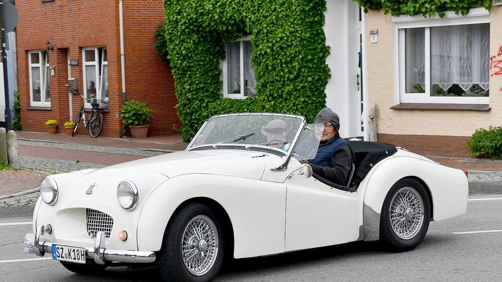 Der Triumph TR 2 erreicht die Alte Seilerei in Oldersum. Foto: Stromann
