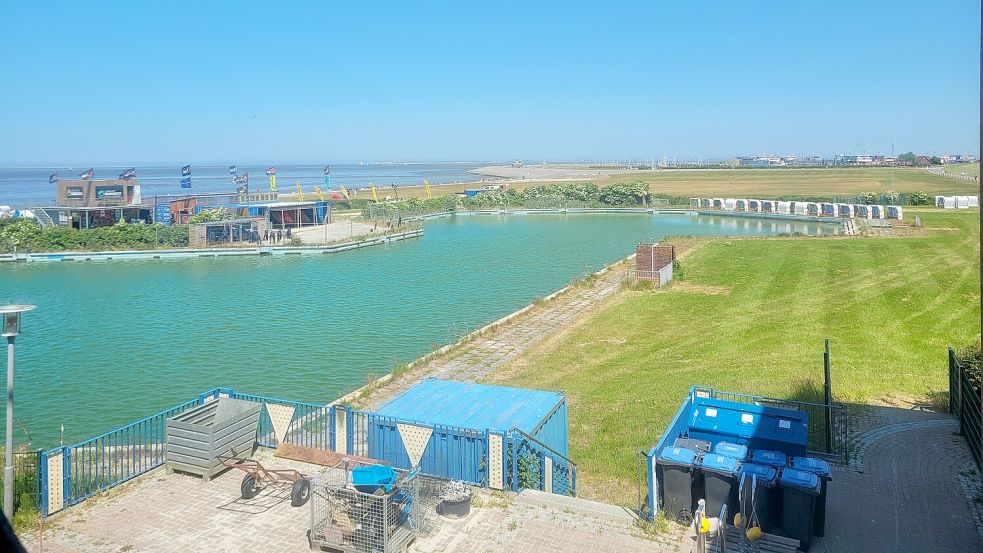 Seit neun Jahren liegt das Becken des geschlossenen Freibades in Norddeich ungenutzt im Deichvorland. Foto: Rebecca Kresse