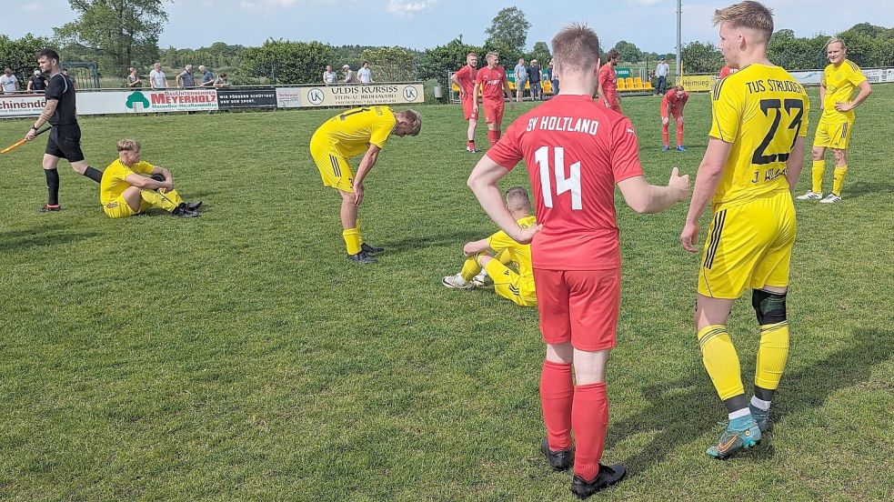 Einige Struddener Spieler sackten nach dem Abpfiff und feststehenden Abstieg zu Boden. Foto: Homes