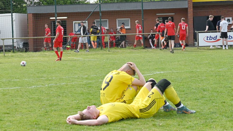 Einige Struddener Spieler sackten nach Abpfiff enttäuscht zu Boden. Der Abstieg ist sicher. Fotos: Steenhoff