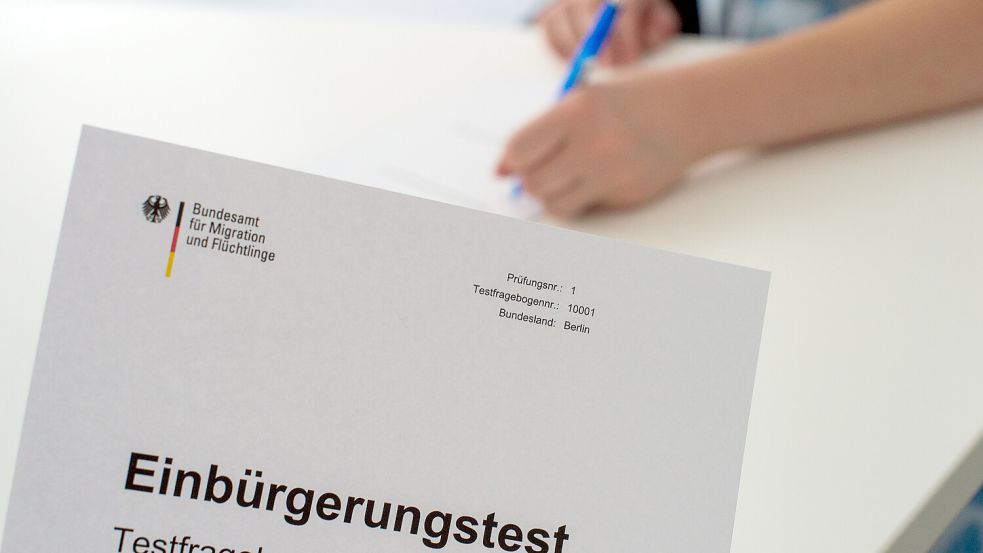 Die Erfolgsquote der Einbürgerungstest liegt bei über 98 Prozent. Foto: dpa/Lino Mirgeler