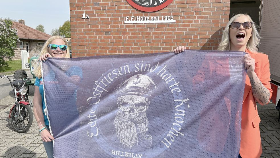Wenke Franz (links) und Nina Musiol mit der Flagge des Sponsors, der Firma Hillbilly aus Ostrhauderfehn. Foto: Janßen