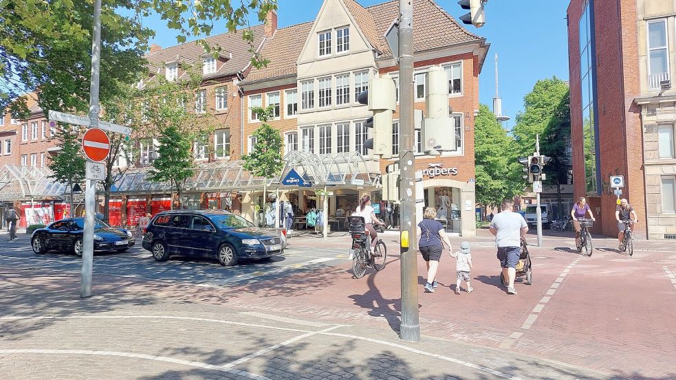 Fußgänger und Radfahrer werden netterweise von einem Autofahrer an der ausgeschalteten Ampel vorgelassen. Vorrang haben aber die Verkehrsteilnehmer auf der Neutorstraße. Fotos: Hanssen