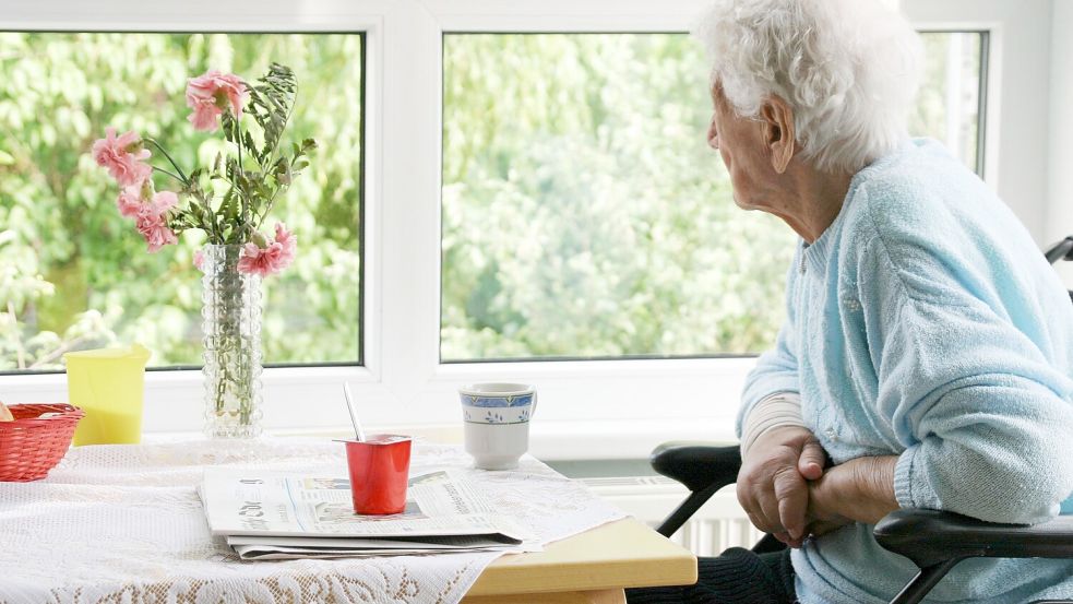 Für manche Leistungen müssen Bewohnerinnen und Bewohner von Pflegeheimen extra bezahlen. Symbolfoto: Anke Thomass/stock.adobe.com