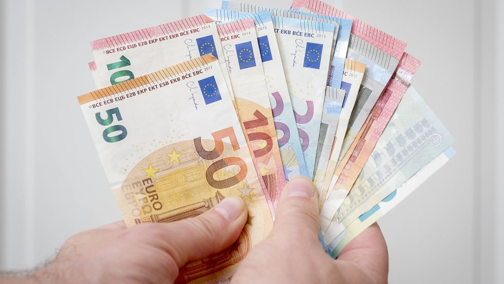 Der durchschnittliche Bruttoverdienst liegt in Deutschland bei 3698 Euro. In einigen Berufsgruppen verdienen Angestellte aber deutlich weniger. Foto: IMAGO/Guido Schiefer