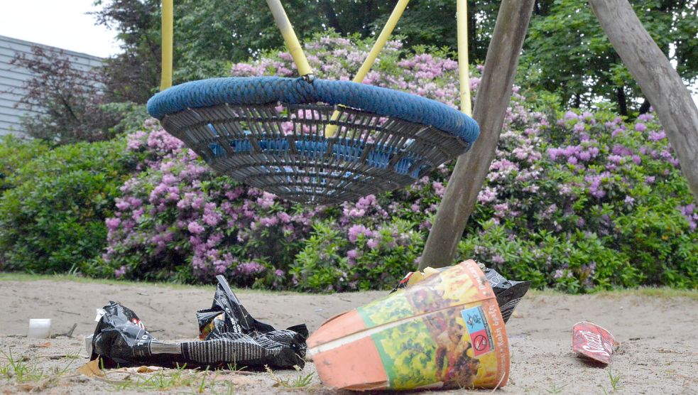 Trauriges Bild auf dem Spielplatz im Bewegungspark: Überall liegt Müll herum. Mülleimer fehlen - wahrscheinlich würden sie ohnehin nicht genutzt. Foto: Hanz