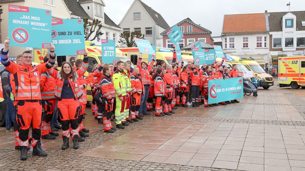 Im März hatten zahlreiche Rettungsdienst-Mitarbeiter auf dem Auricher Marktplatz für eine Reduzierung ihrer Wochenarbeitszeit demonstriert. Foto: Romuald Banik