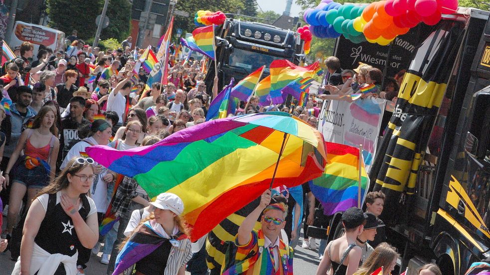 Regenbogenfahnen prägten auch im vergangenen Jahr die Parade zum Christopher Street Day in Aurich. Foto: Archiv/Luppen