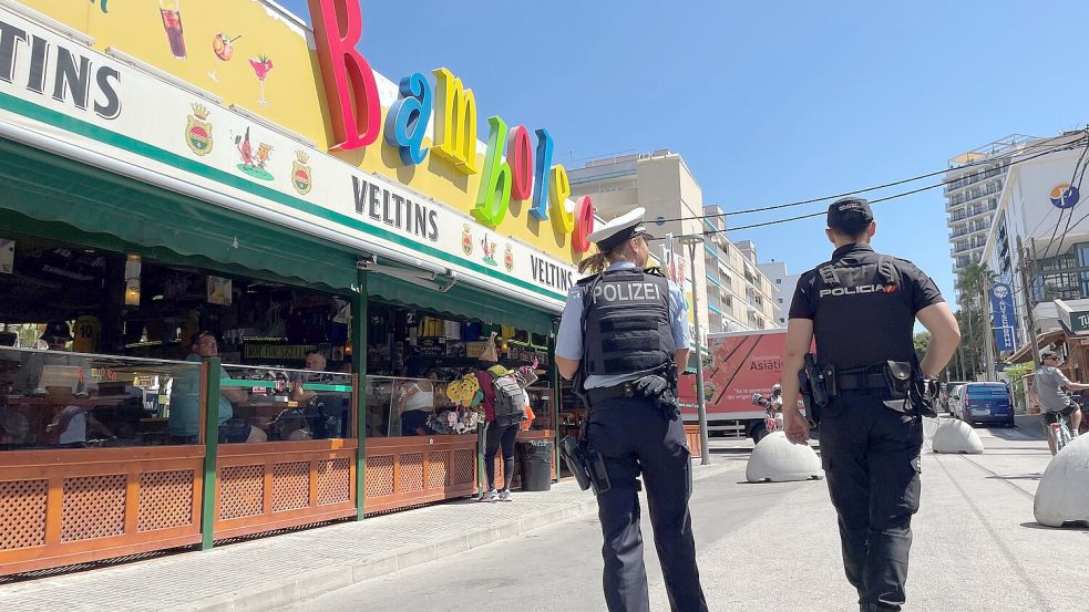 Anhänger von Alemannia Aachen sollen in der Mallorca-Bar „Bamboleo“ am Ballermann erst gefeiert, dann randaliert haben. Foto: dpa/Oliver Auster