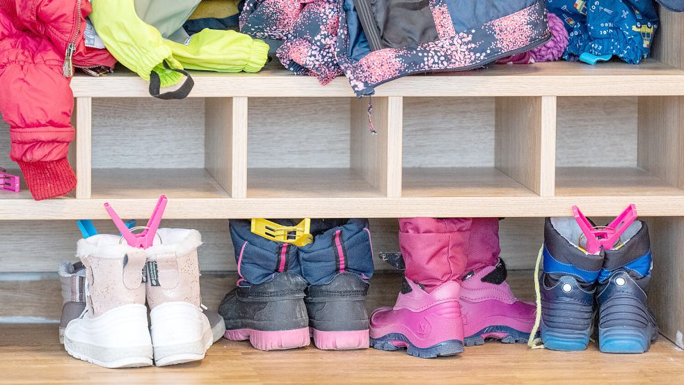 Fast alle Kinder im Landkreis Leer besuchen den Kindergarten. Ab dem dritten Lebensjahr ist die Betreuung für die Eltern kostenfrei – aber vorher? Foto: Armin Weigel/dpa