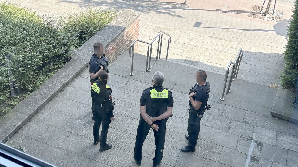 Schon vor dem Gerichtsgebäude wurden Besucher von der Polizei empfangen. Foto: Rebecca Kresse