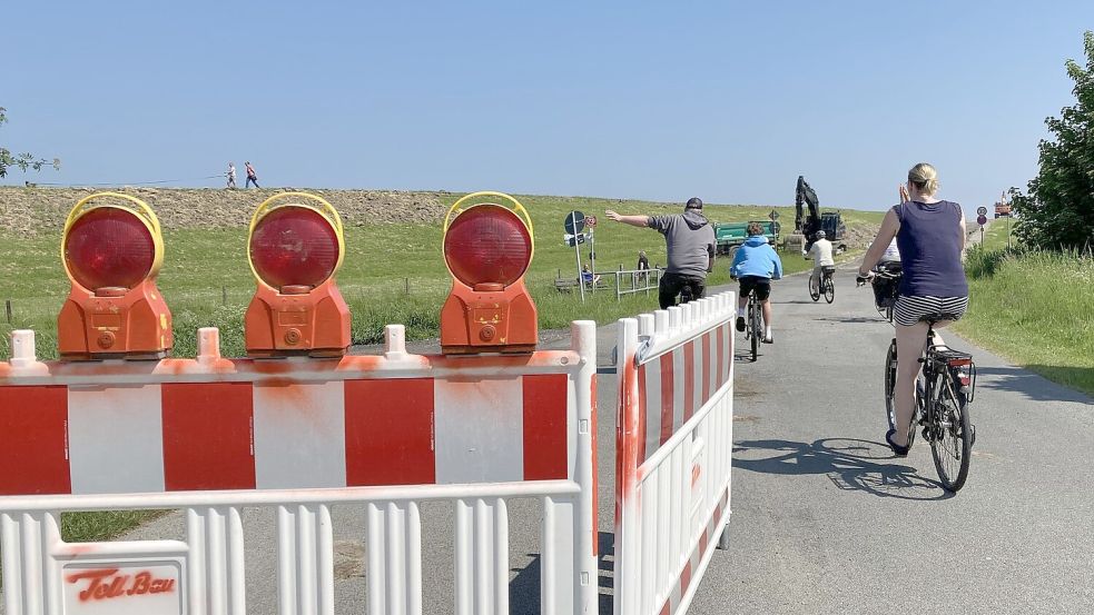 Urlauber an der Deichbaustelle in Harlesiel. Foto: Oltmanns