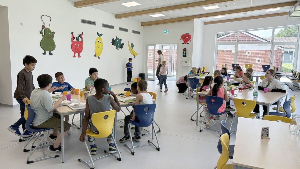 In kleinen Gruppen essen die Kinder gemeinsam in der neuen Mensa. Foto: Rebecca Kresse