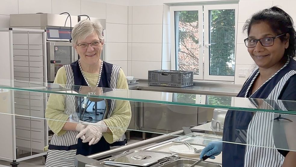 Sylvia Mäcker (links) und Shalini Tröster freuen sich, dass sie nun in der neuen Küche arbeiten können. Foto: Rebecca Kresse