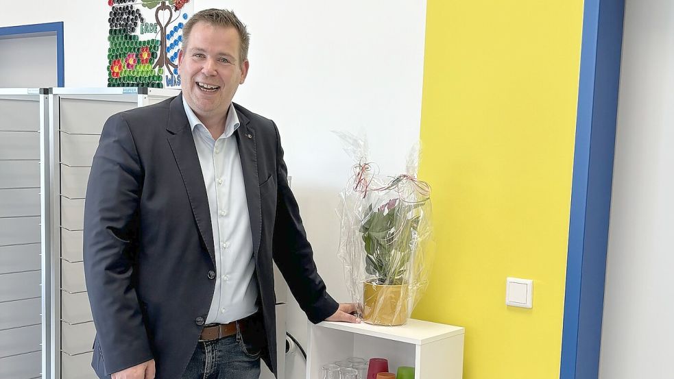 Zumindest die erste Grünpflanze konnte Bürgermeister Florian Eiben zur Eröffnung der Mensa schon mitbringen. Das eigentliche Geschenk hängt in der Zustellung fest. Foto: Rebecca Kresse