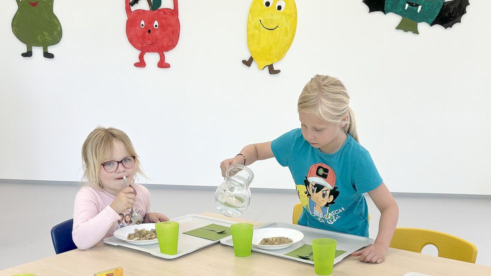 Wie benehme ich mich am Esstisch? Wer kümmert sich um die Getränke? Auch diese Dinge zu lernen, gehört mit zum gemeinsamen Essen in der Mensa. Foto: Rebecca Kresse
